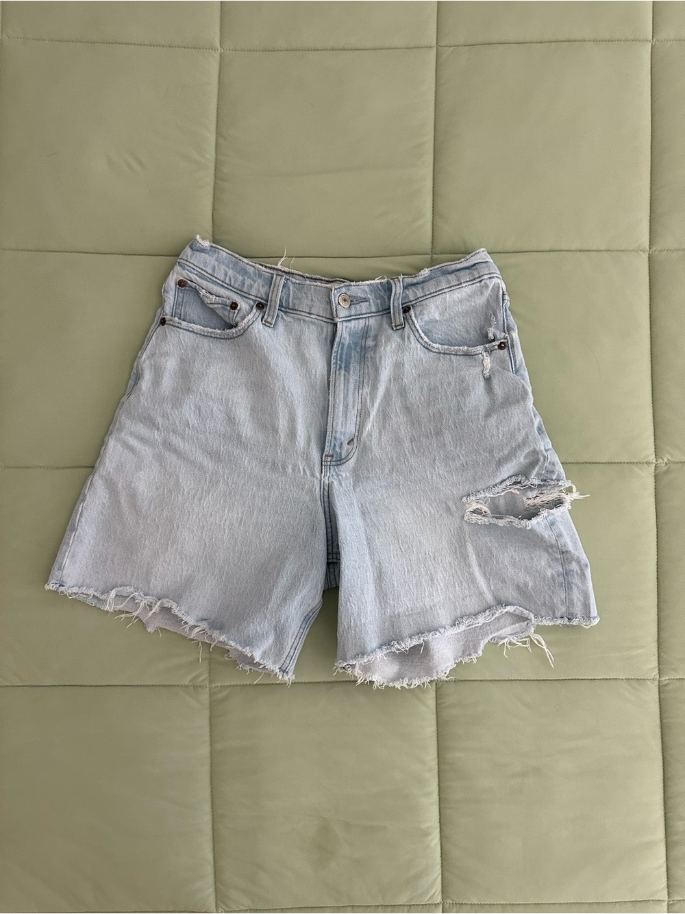 Abercrombie & Fitch Curve Love High Rise Dad Short (light wash)
